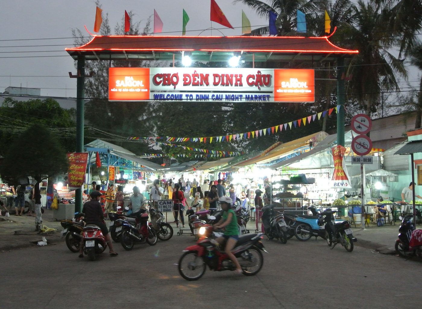 Duong Dong Night Market